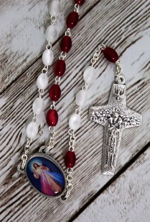 Terço da Divina Misericórdia de madrepérola oval vermelho e branco